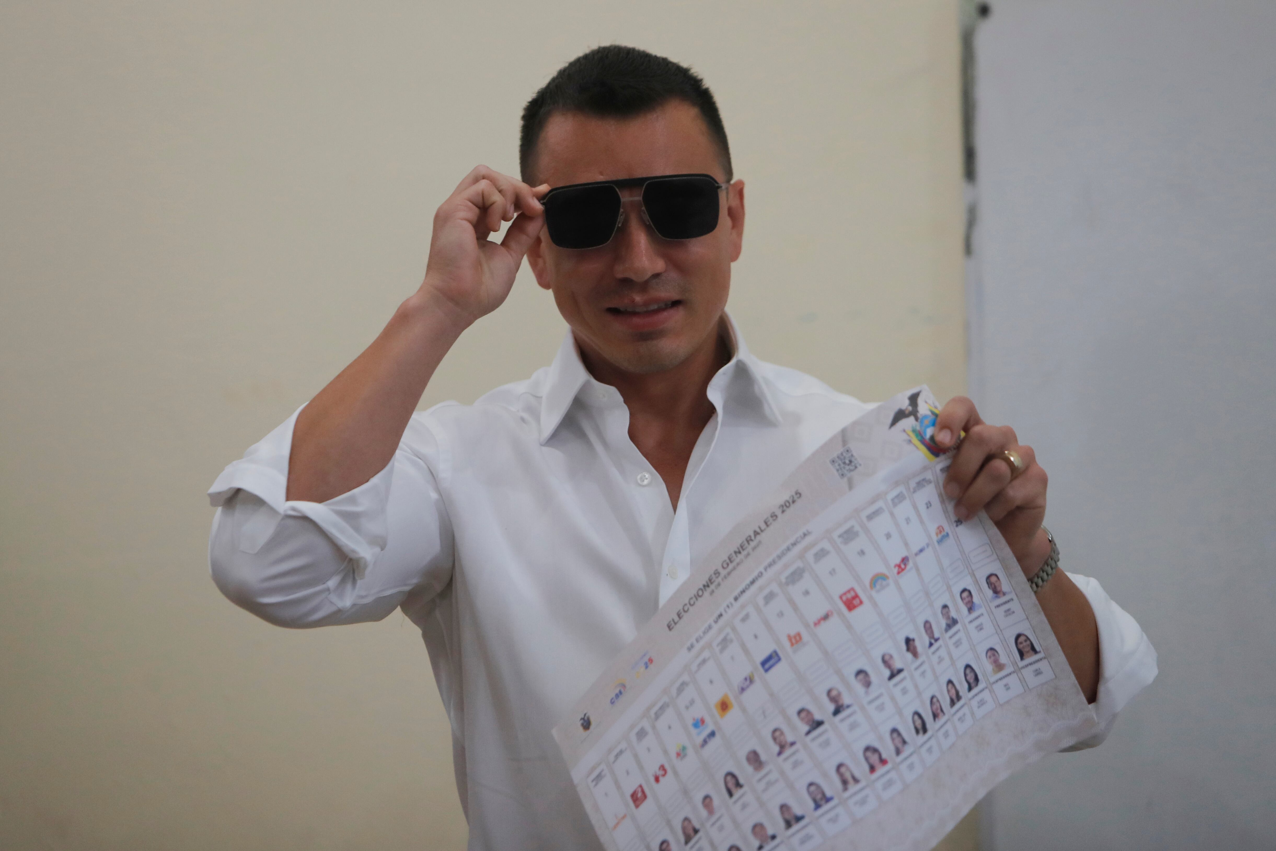 -FOTODELDÍA- AMDEP2197. OLÓN (ECUADOR), 09/02/2025.- El presidente de Ecuador, Daniel Noboa, muestra su voto este domingo, en un puesto de votación en Olón (Ecuador). Noboa votó sin dar declaraciones sobre la jornada electoral, donde es uno de los dos favoritos a llevarse la contienda junto a la candidata del correísmo, Luisa González. Noboa llegó al colegio Antonio Moya Sánchez, de la comuna de Olón, en la provincia costera de Santa Elena, acompañado de su esposa, Lavinia Valbonesi y Álvaro, uno de sus tres hijos. EFE/ Carlos Durán Araújo