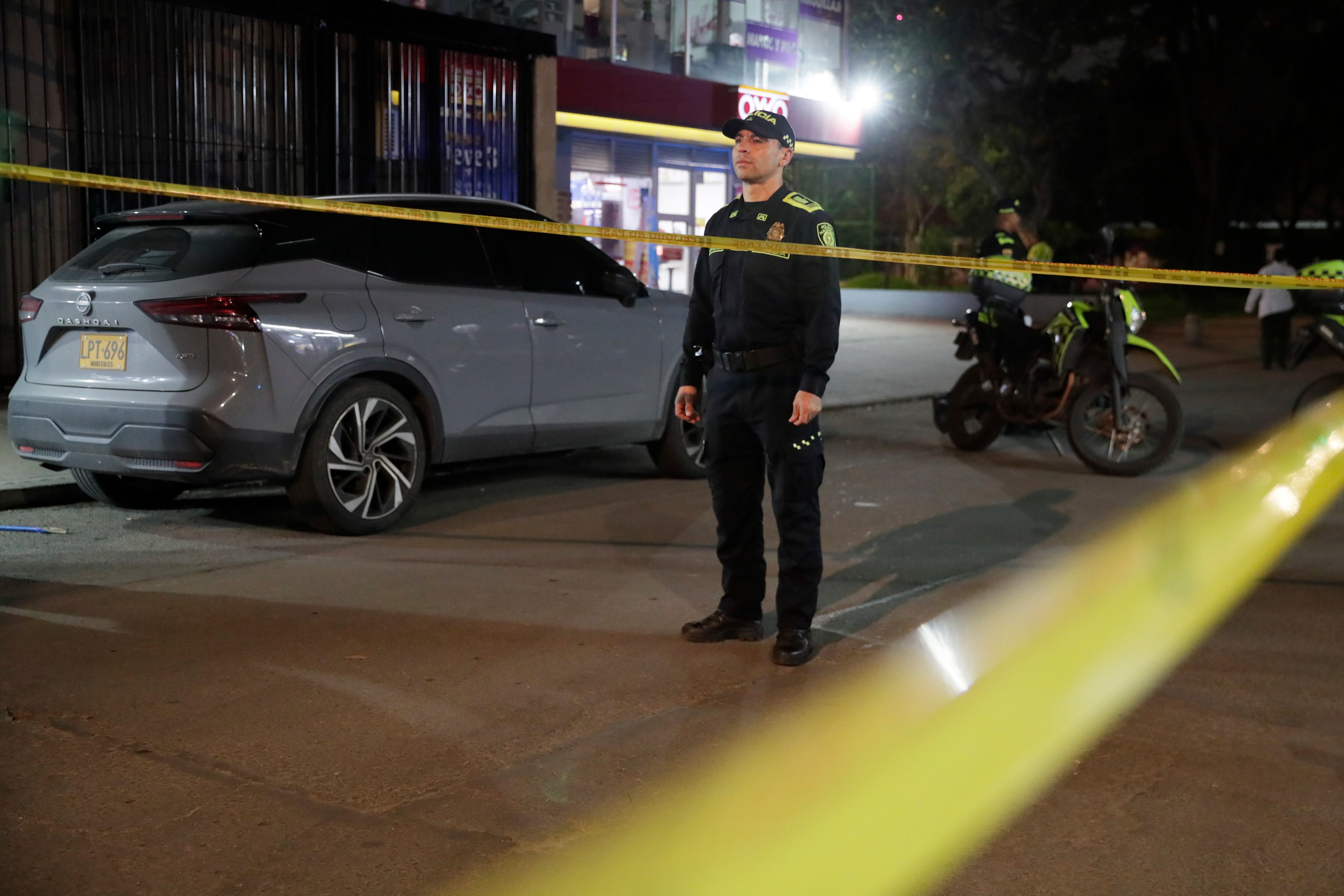 AME4254. BOGOTÁ (COLOMBIA), 07/06/2025.- Un integrante de la Policía Nacional de Colombia custodia la zona dónde fue herido el senador colombiano Miguel Uribe Turbay, uno de los aspirantes presidenciales del partido uribista Centro Democrático, este sábado en Bogotá (Colombia). EFE/ Carlos Ortega