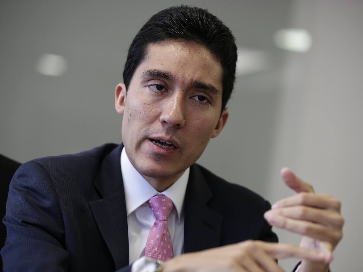 Subir solo el precio de la gasolina resuelve la mitad del problema: Fedesarrollo