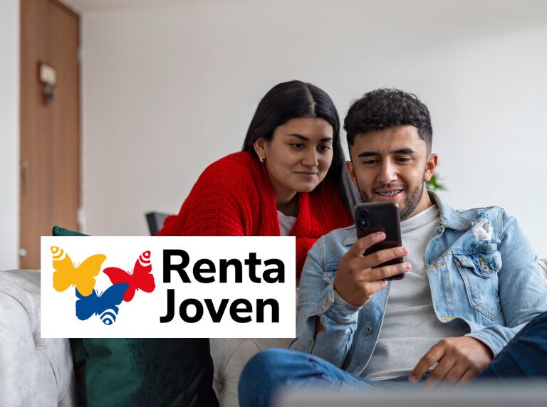 Jóvenes revisando su celular / Renta Jóven 2024 (Getty Images)