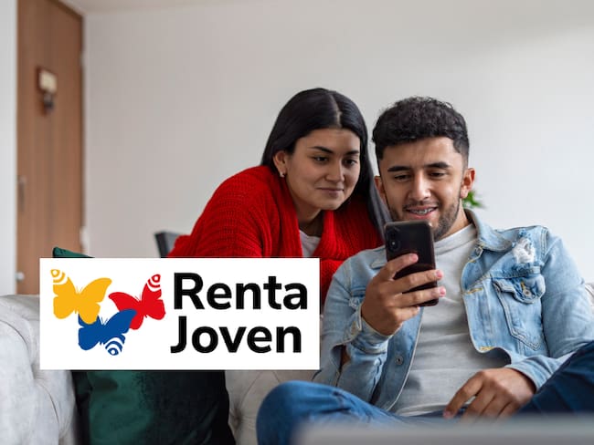 Jóvenes revisando su celular / Renta Jóven 2024 (Getty Images)