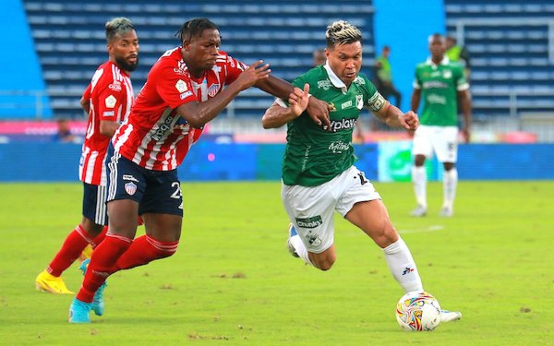 Dany Rosero y Teófilo Gutiérrez durante el partido entre Junior y Deportivo Cali / Foto Dimayor