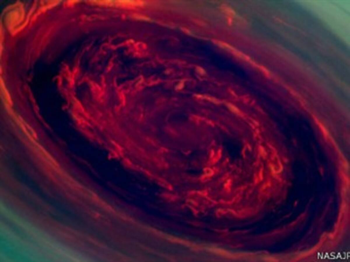 Nasa revela imágenes de un huracán "atascado" en Saturno