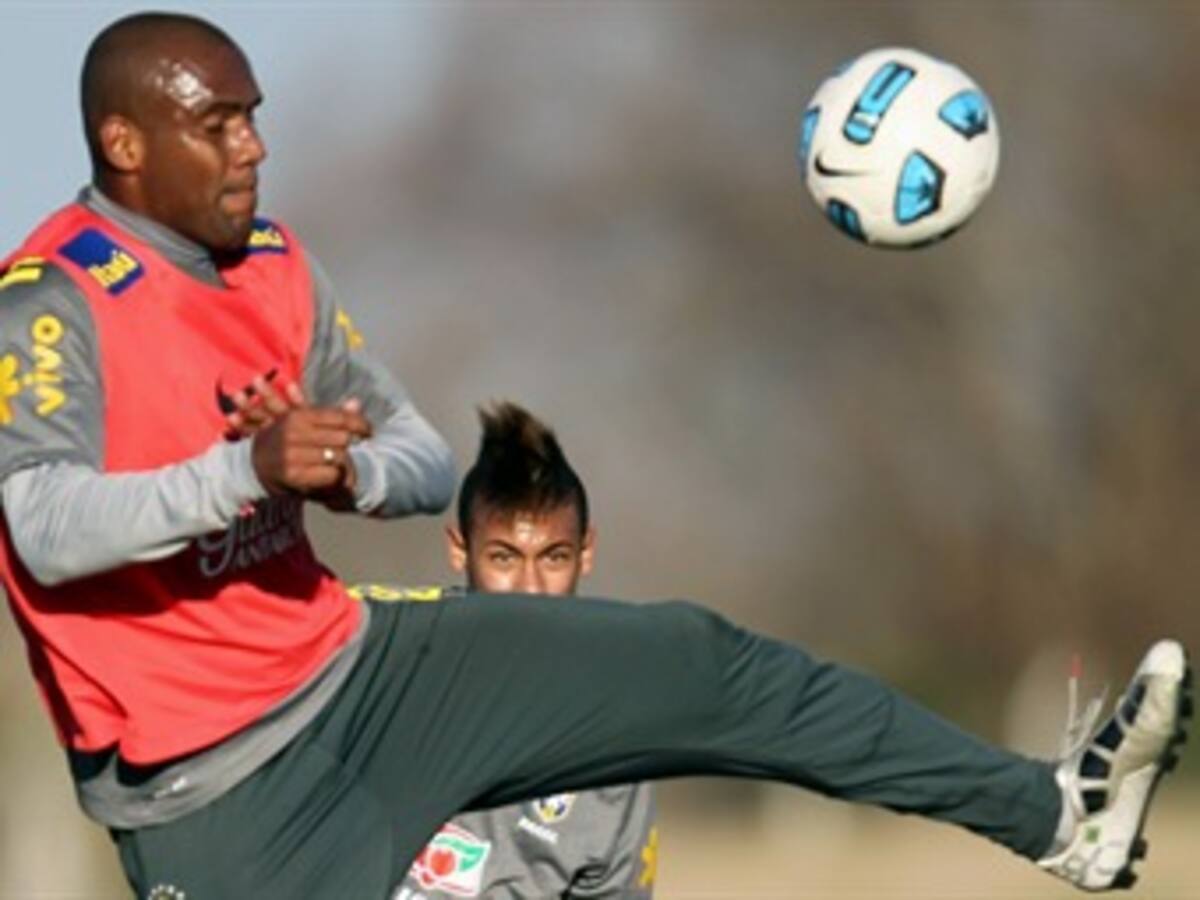 Menezes prueba a Maicon en el lugar de Alves