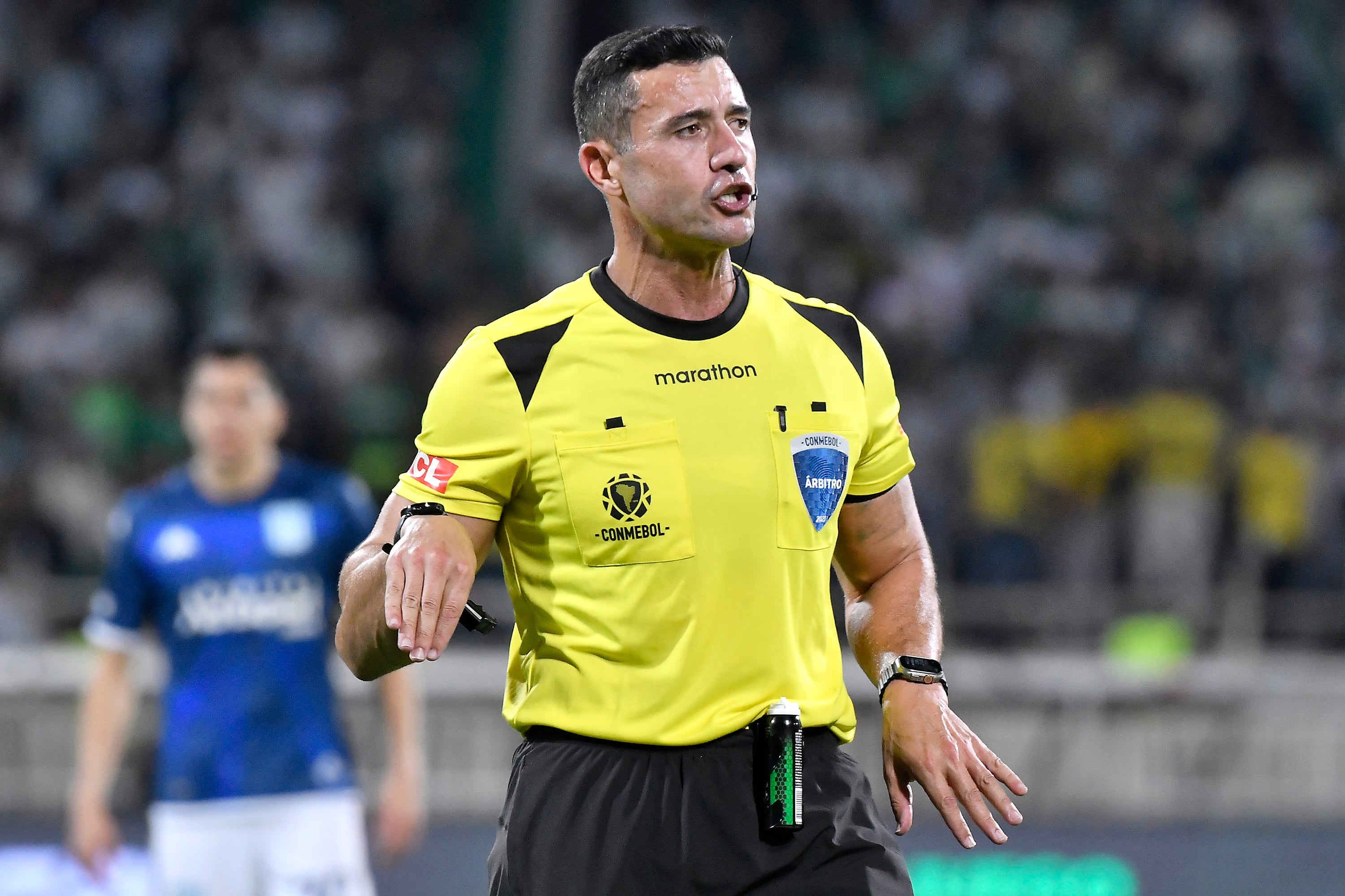 Árbitro Braulio Machado en el partido Nacional vs Racing (Photo by Gabriel Aponte/Getty Images)