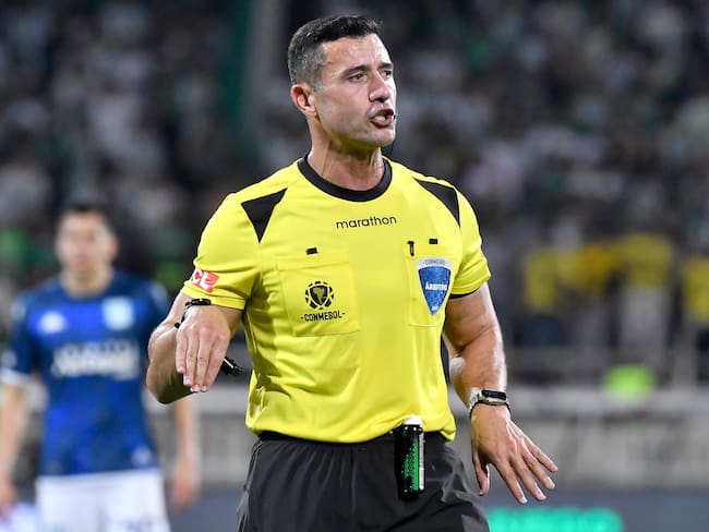 Árbitro Braulio Machado en el partido Nacional vs Racing (Photo by Gabriel Aponte/Getty Images)