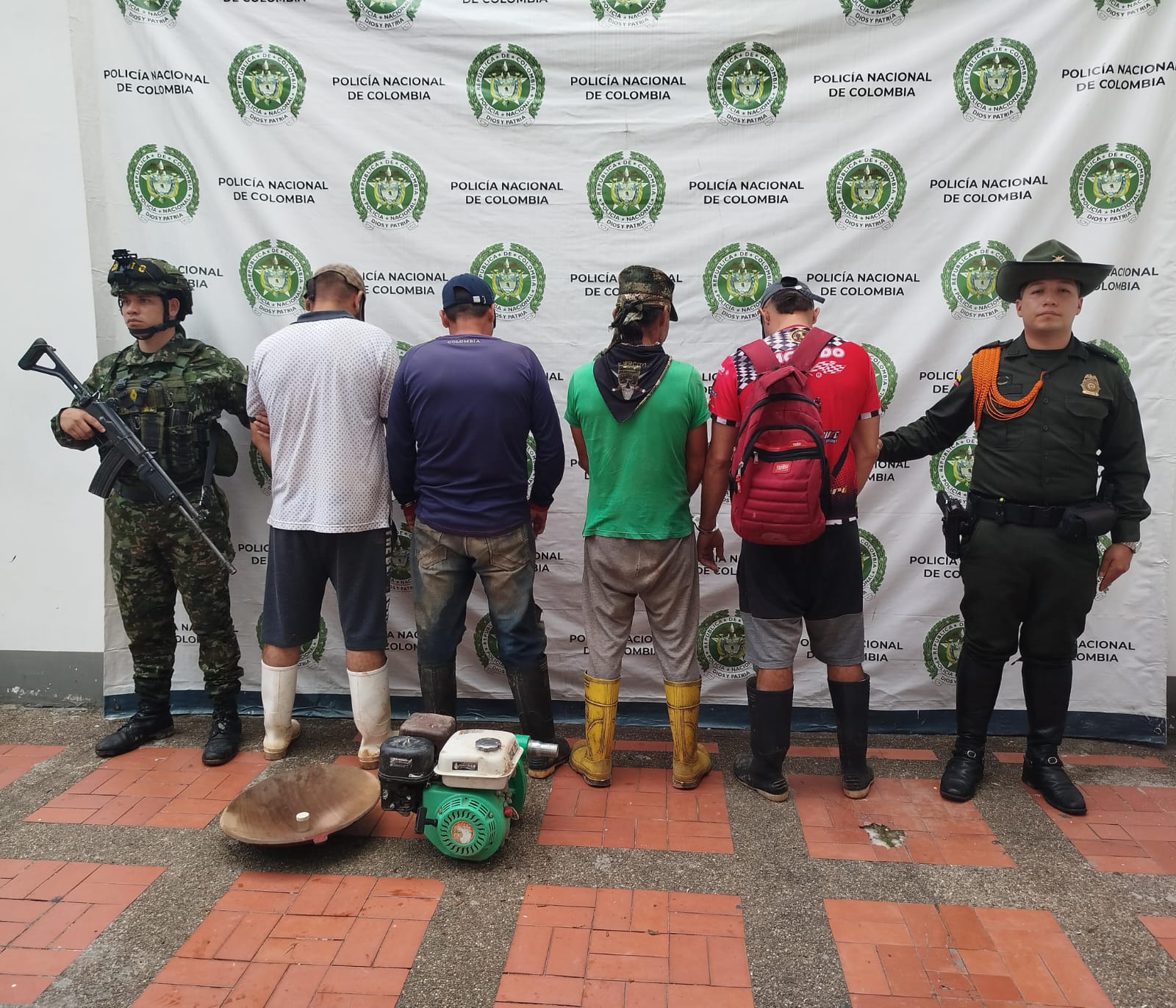 Operativo conjunto de la Policía y el Ejército permitió la captura de cuatro personas por minería ilegal en zona rural de Tesalia, Huila.