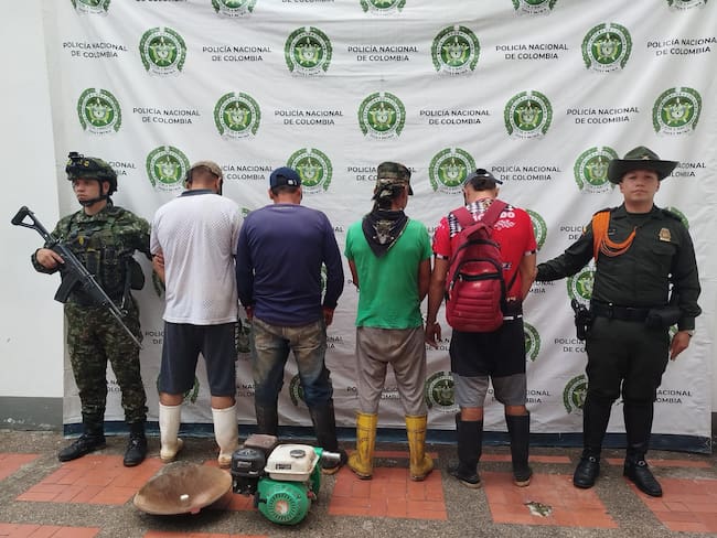 Operativo conjunto de la Policía y el Ejército permitió la captura de cuatro personas por minería ilegal en zona rural de Tesalia, Huila.