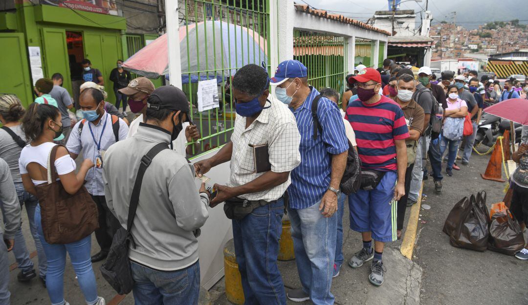 En varias regiones de Venezuela se han registrado aglomeraciones en búsqueda de productos de higiene y alimentos.