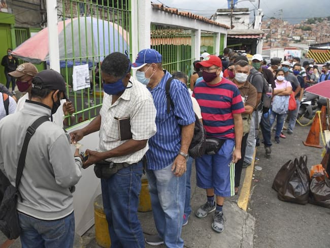 En varias regiones de Venezuela se han registrado aglomeraciones en búsqueda de productos de higiene y alimentos.