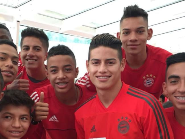 James compartió con los ganadores de la Copa Juvenil del Bayern