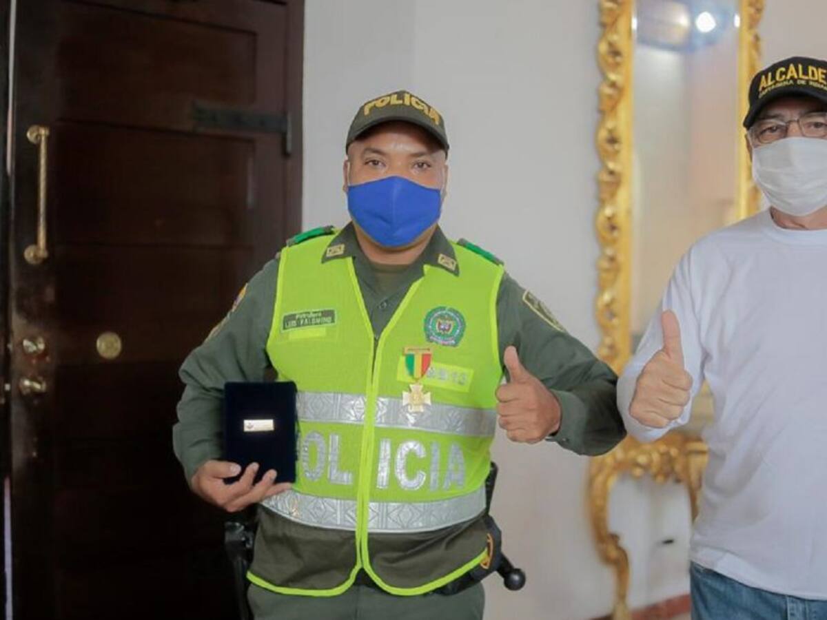 Alcalde de Cartagena condecora a policía que no reaccionó ante provocación