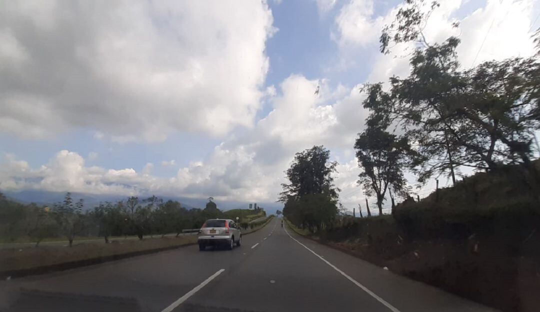 Días de cielo parcialmente nublado, autopistas del café