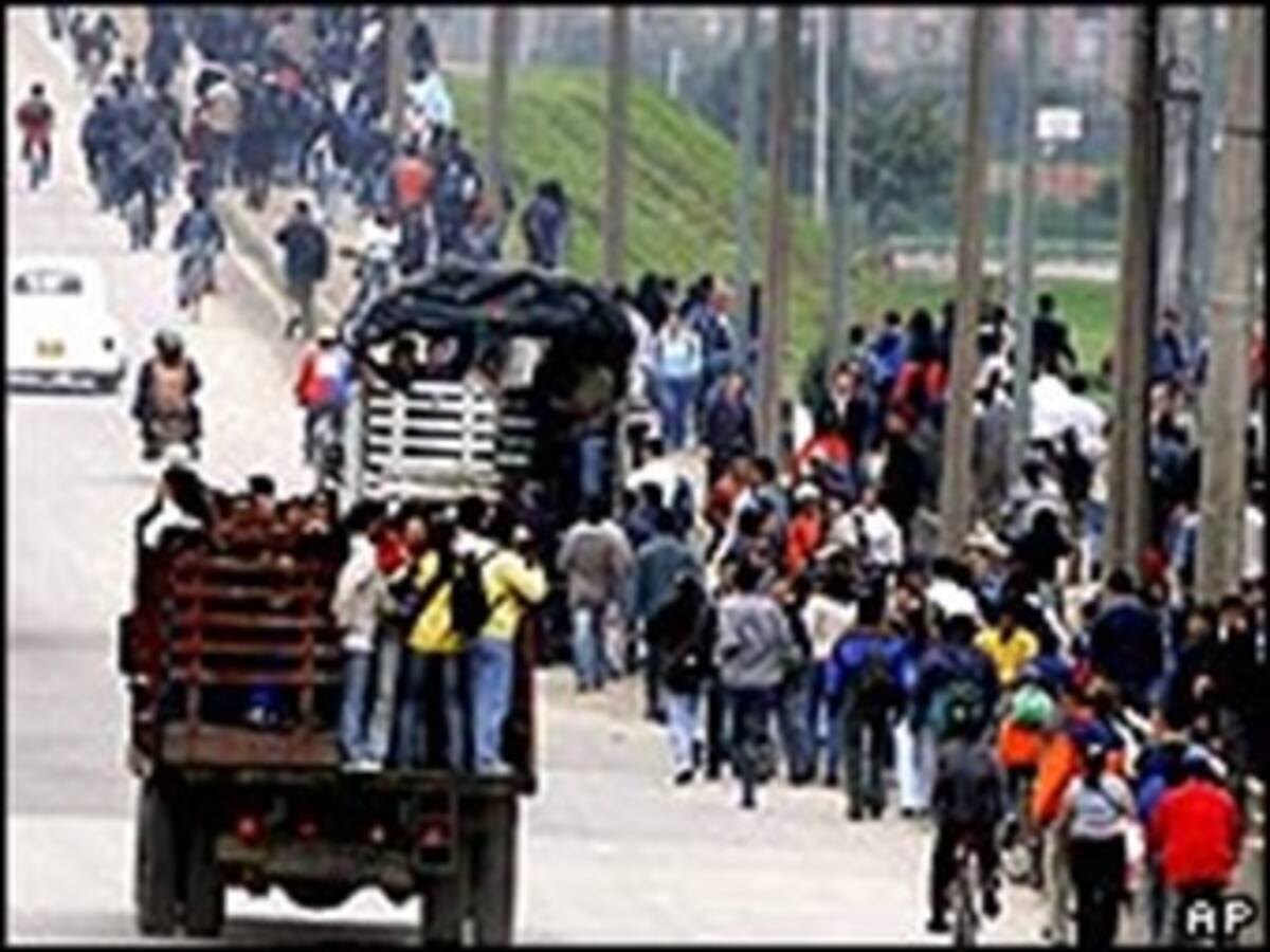 Paro de buses y busetas afecta a miles de bogotanos