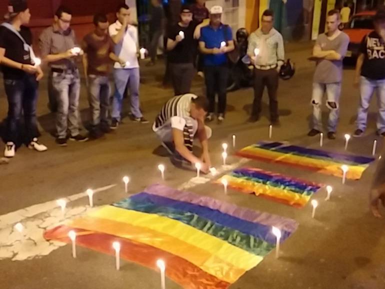 Homenaje de comunidad Lgtbi de Medellín a víctimas de Orlando. 