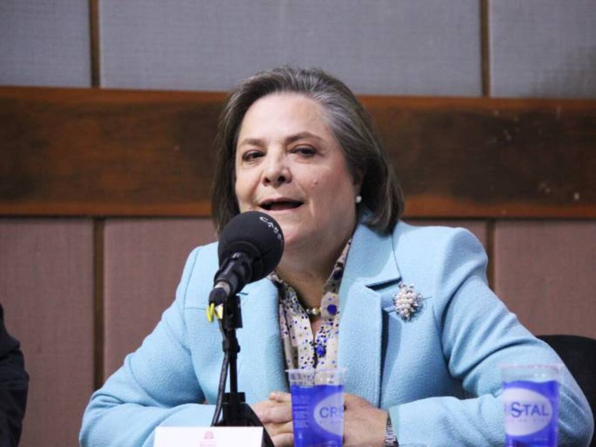 Hay que devolverle a Bogotá los 5.000 policías que le quitaron: Clara López