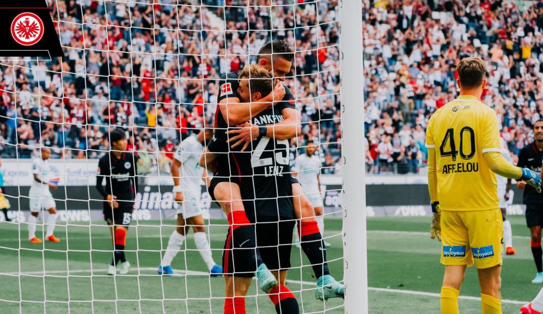 Rafael Santos Borré festeja junto a Lenz el primer gol del partido.