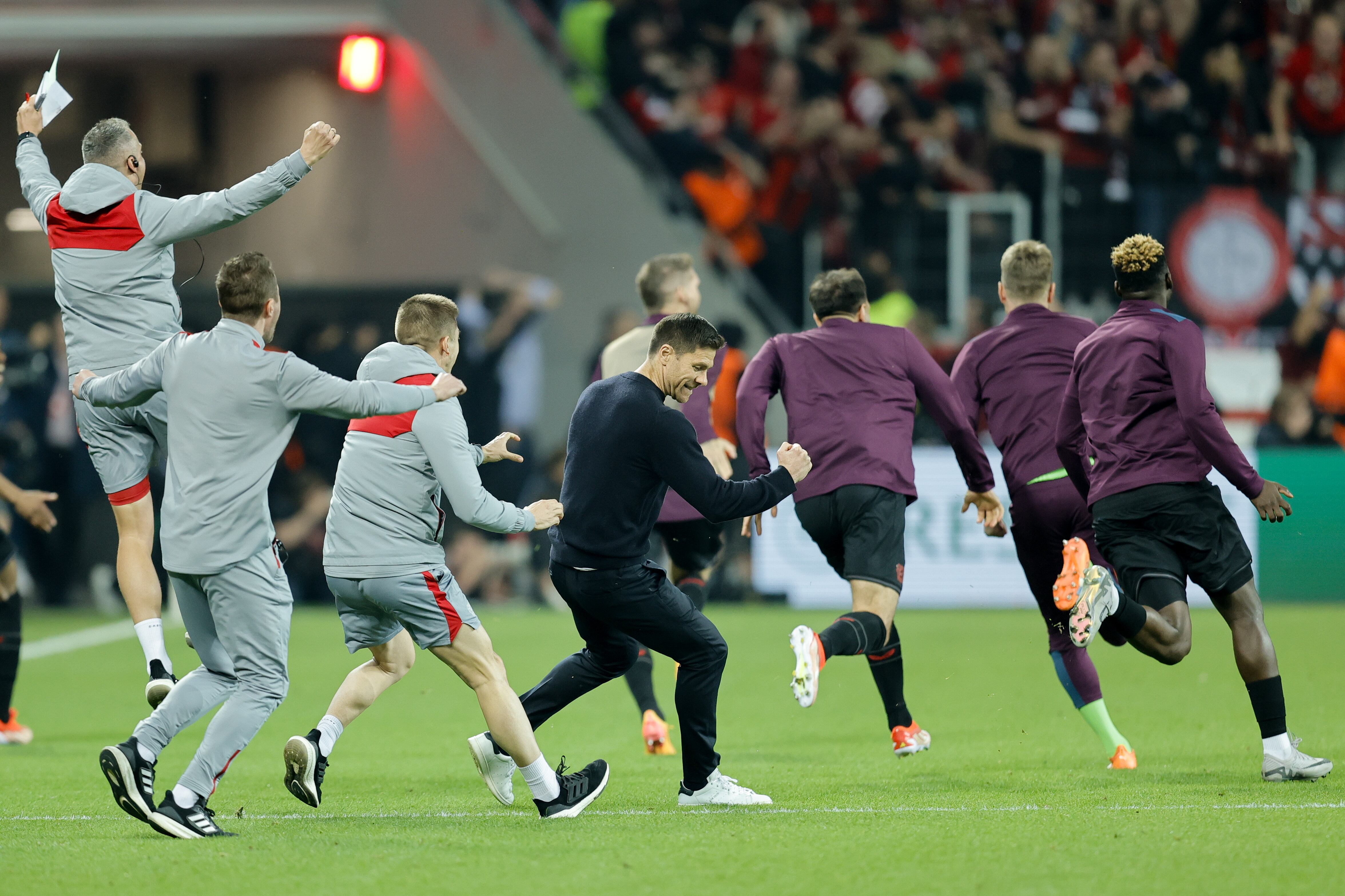 El técnico Xabi Alonso festeja la clasificación del Bayer Leverkusen a la final de la Liga de Europa (Alemania) EFE/EPA/RONALD WITTEK