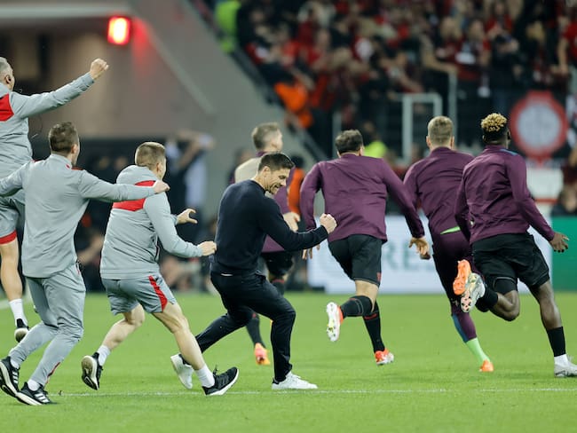 El técnico Xabi Alonso festeja la clasificación del Bayer Leverkusen a la final de la Liga de Europa (Alemania) EFE/EPA/RONALD WITTEK