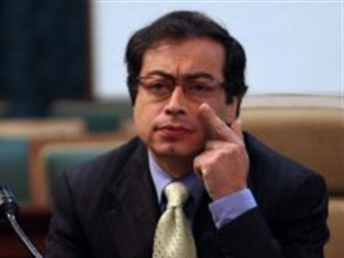 Petro denuncia a Uribe por 'chuzadas' y seguimientos a su familia