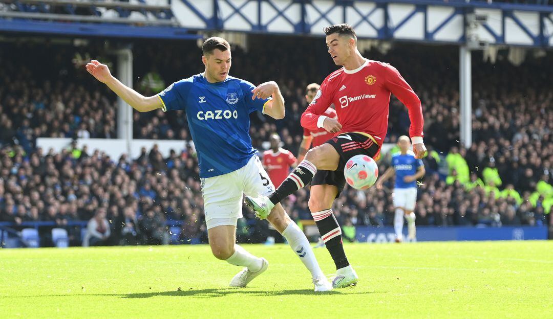 Michael Keane y Cristino Ronaldo en el partido entre Everton y Manchester United
