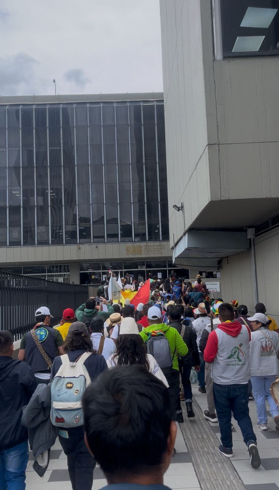 Minga indígena bloquea las entradas y salidas del DNP en Bogotá. Foto: Caracol Radio.
