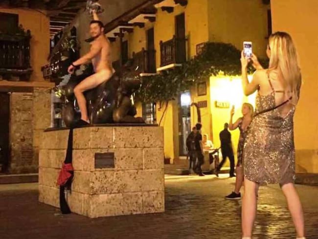 Indignación por turista desnudo que se subió a &#039;La Gorda&#039; de Botero en Cartagena