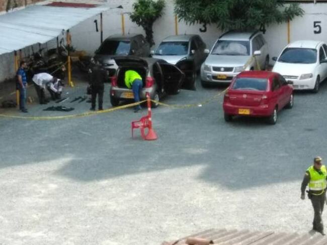 Hallan arsenal dentro de vehículo con fotos de la gobernadora