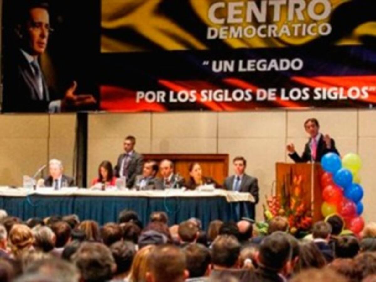 Uribismo insiste en supuesto complot para acabar con el Centro Democrático