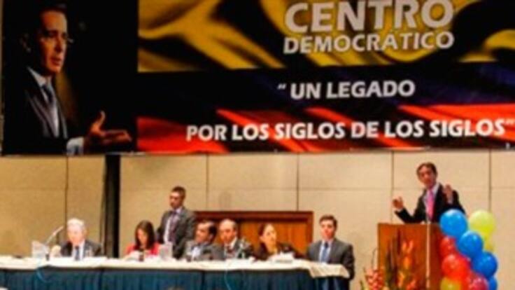 Uribismo insiste en supuesto complot para acabar con el Centro Democrático