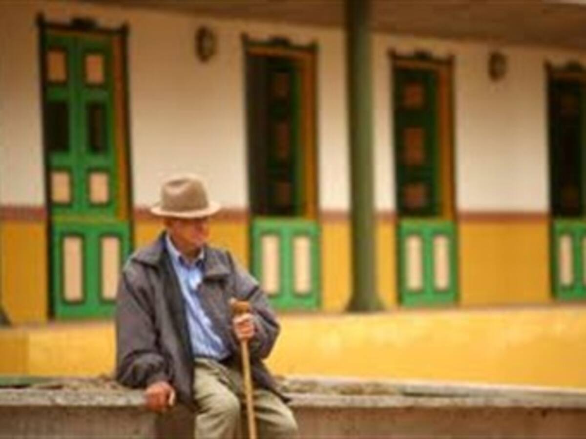 Trabajadores que ganen más del salario mínimo cotizarán en fondos privados o Colpensiones