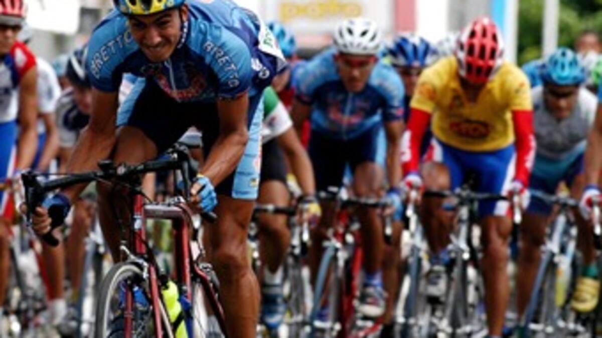 Ciclistas colombianos barrieron en Vuelta a Higuito de Costa Rica