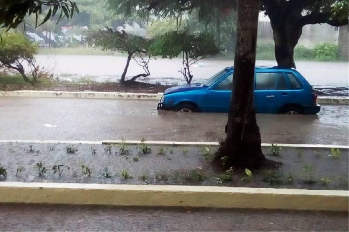 Los conductores deciden avanzar, sin embargo no todos corren la misma suerte. El agua al final de cuentas termina cobrando el atrevimiento.