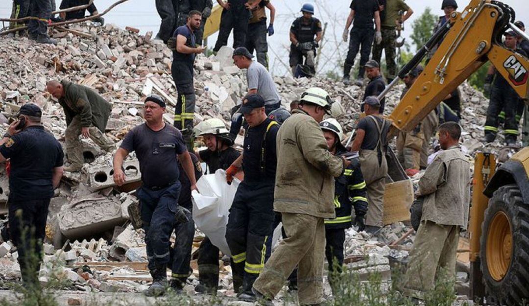 18 personas murieron por misil ruso que impactó en edificio de Donetsk