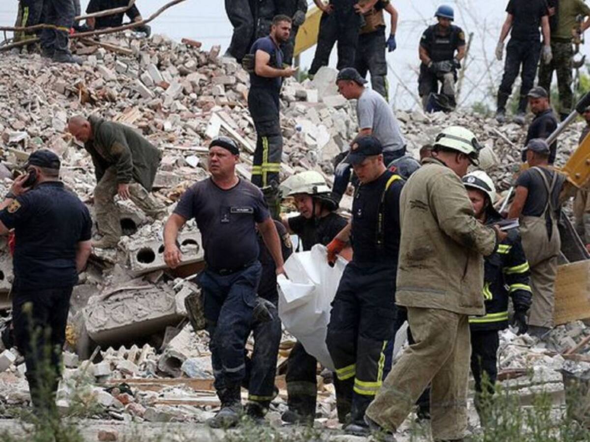 18 personas murieron por misil ruso que impactó en edificio de Donetsk