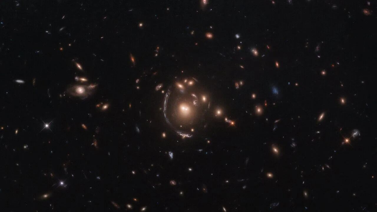 Imagen del efecto de lente gravitacional captada por el telescopio Hubble. Foto: NASA/Hubble