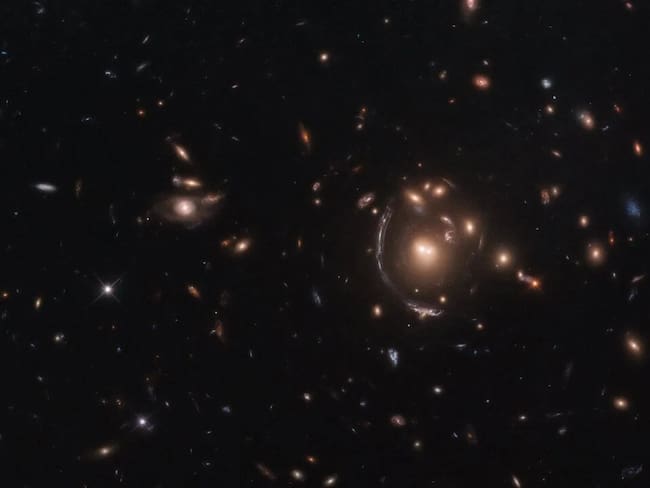 Imagen del efecto de lente gravitacional captada por el telescopio Hubble. Foto: NASA/Hubble