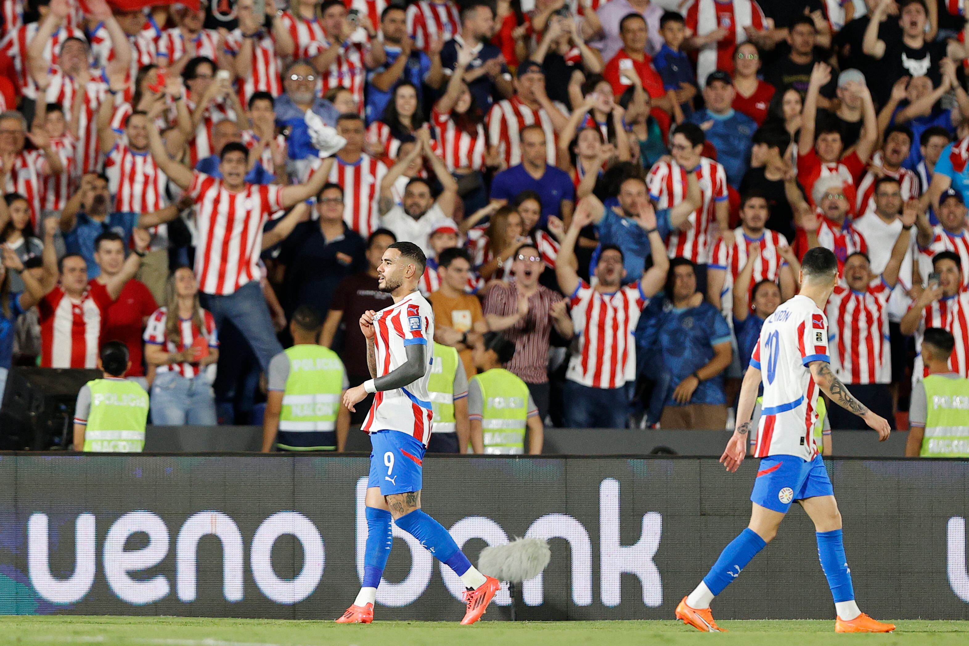 Antonio Sanabria (i) de Paraguay celebra un gol este jueves, durante un partido de las eliminatorias sudamericanas al Mundial de Fútbol 2026, entre Paraguay y Argentina en el estadio Defensores del Chaco, en Asunción (Paraguay). EFE/ Juan Pablo Pino