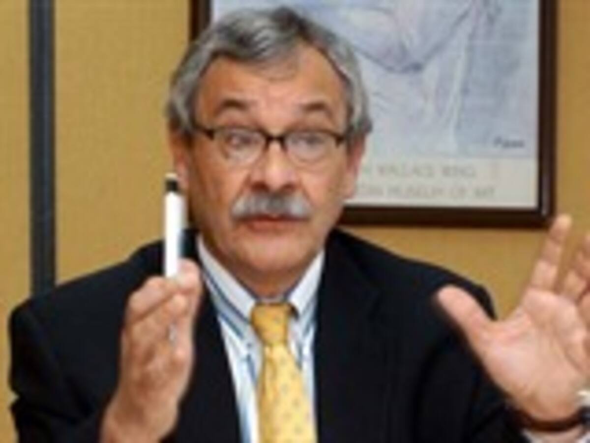 Eduardo Pizarro: Los bienes entregados por los "paras" son insuficientes para reparar a las víctimas