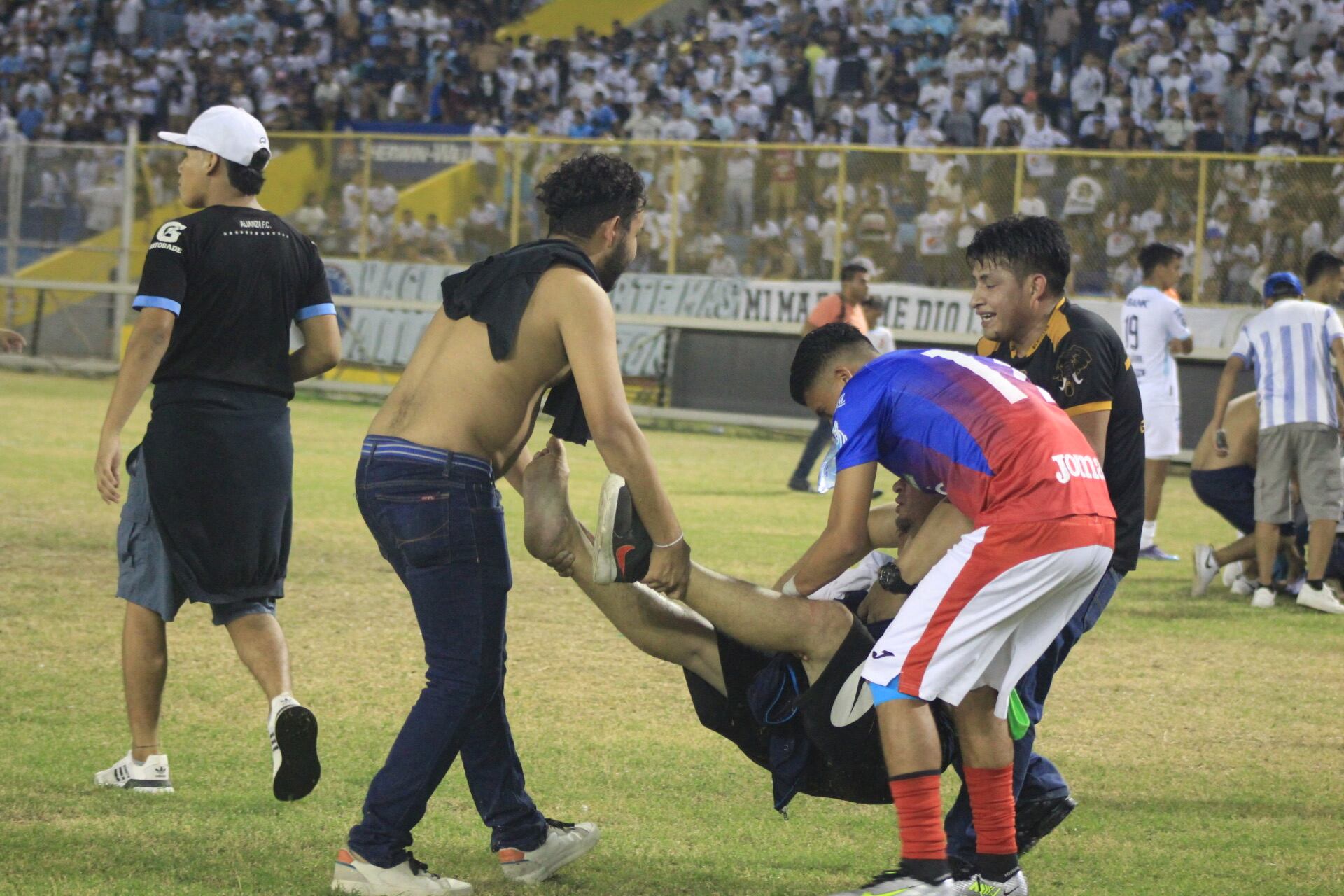 Futbolistas y asistentes al estadio Cuscatlán en El Salvador trasladan una persona herida tras la estampida humana.
(Foto: GABRIEL AQUINO/AFP via Getty Images)