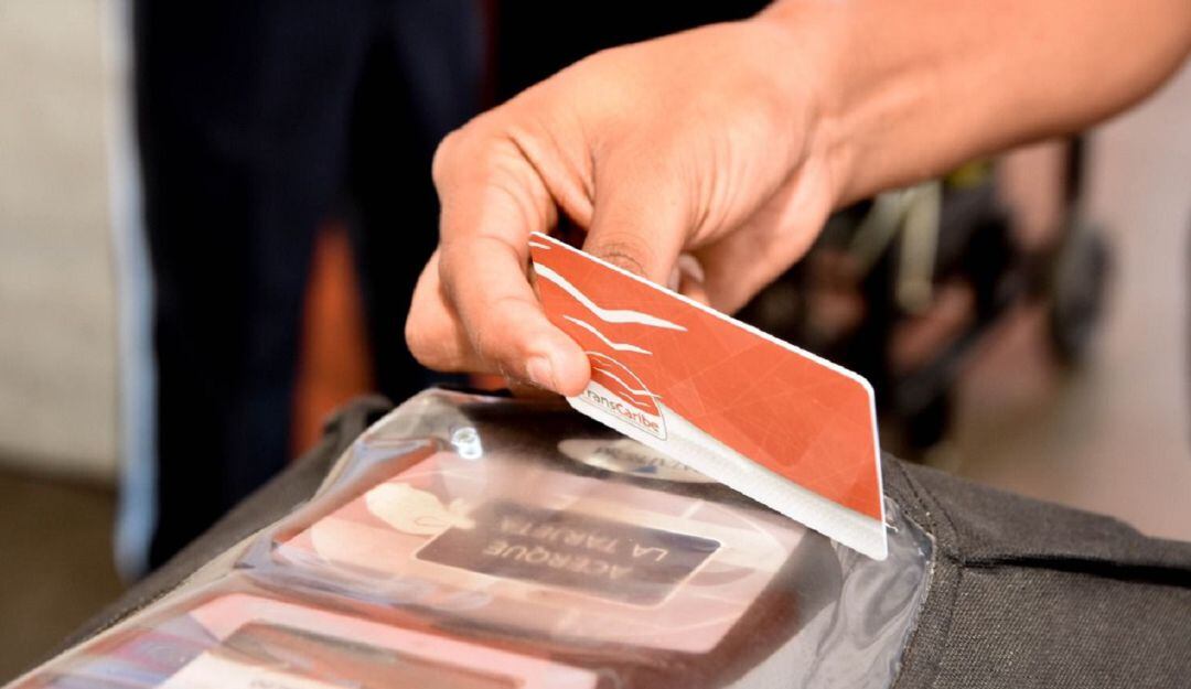 La escasez de insumos y el alza del dólar obligan al sistema a incrementar, por primera vez desde el inicio de operación, el costo de la tarjeta