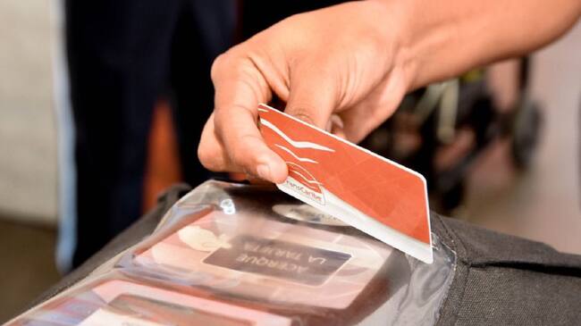 La escasez de insumos y el alza del dólar obligan al sistema a incrementar, por primera vez desde el inicio de operación, el costo de la tarjeta