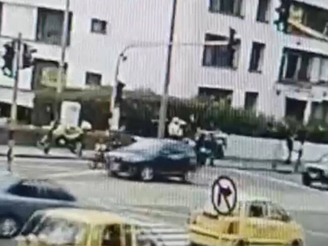 Momento exacto cuando uno de los delincuentes dispara contra policía