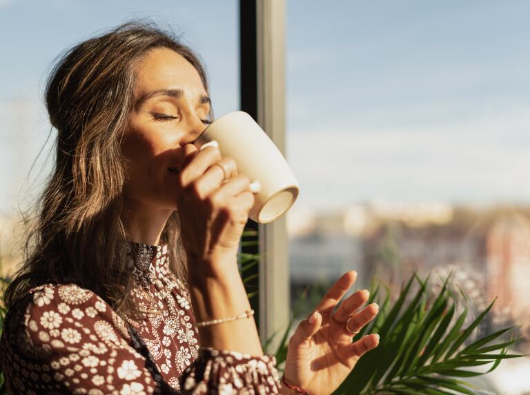 Getty Images / Mujer tomando una bebida