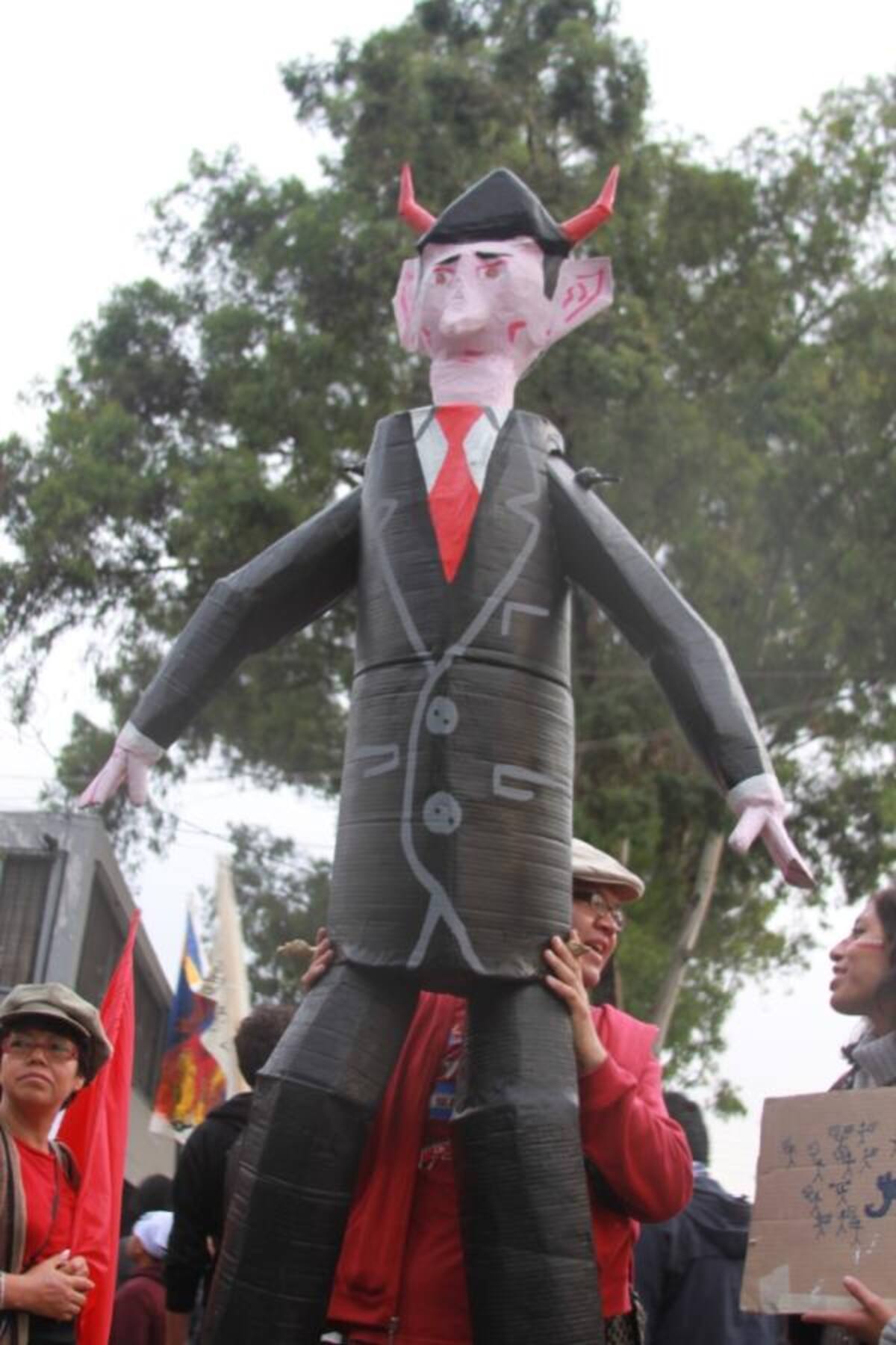 El movimiento YoSoy132 representa a Peña Nieto con un muñeco con cachos.