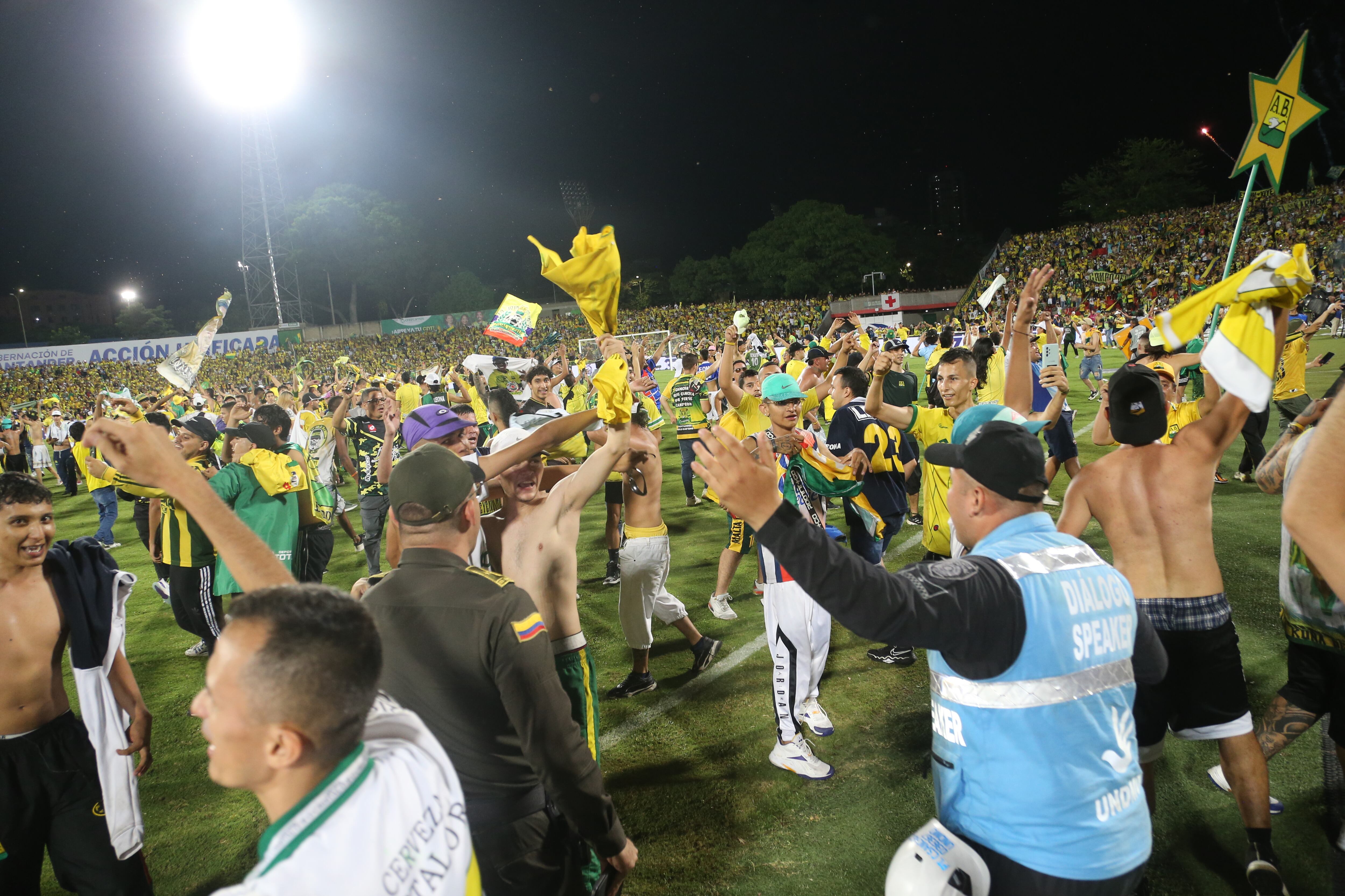 La hinchada del equipo local se metió al campo de juego, una vez finalizó / Colprensa