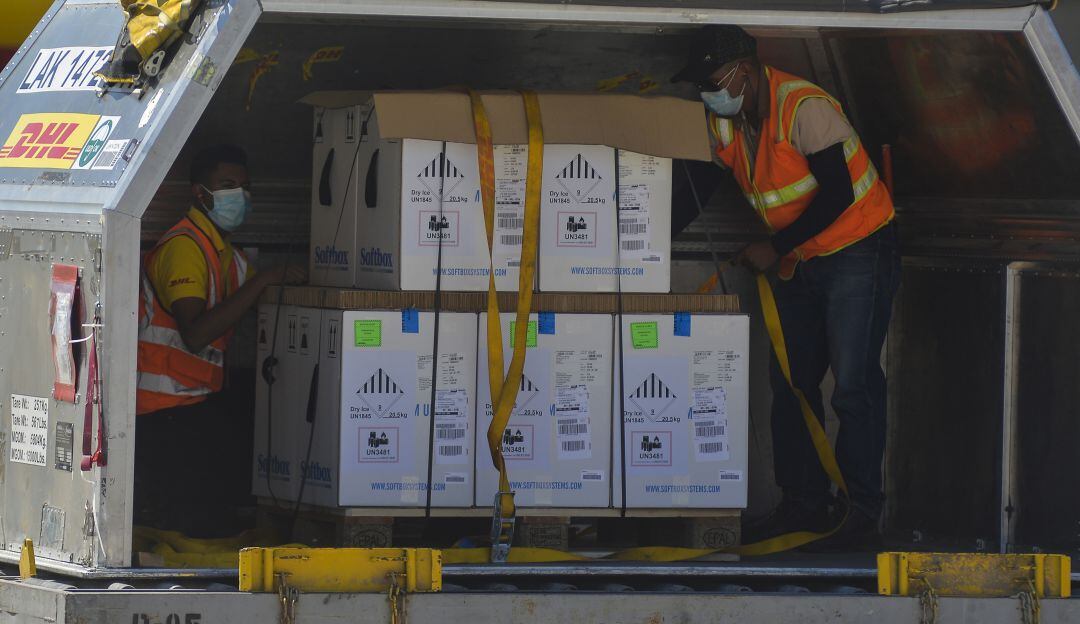 Un cargamento de vacunas del mecanismo Covax llega a El Salvador.
