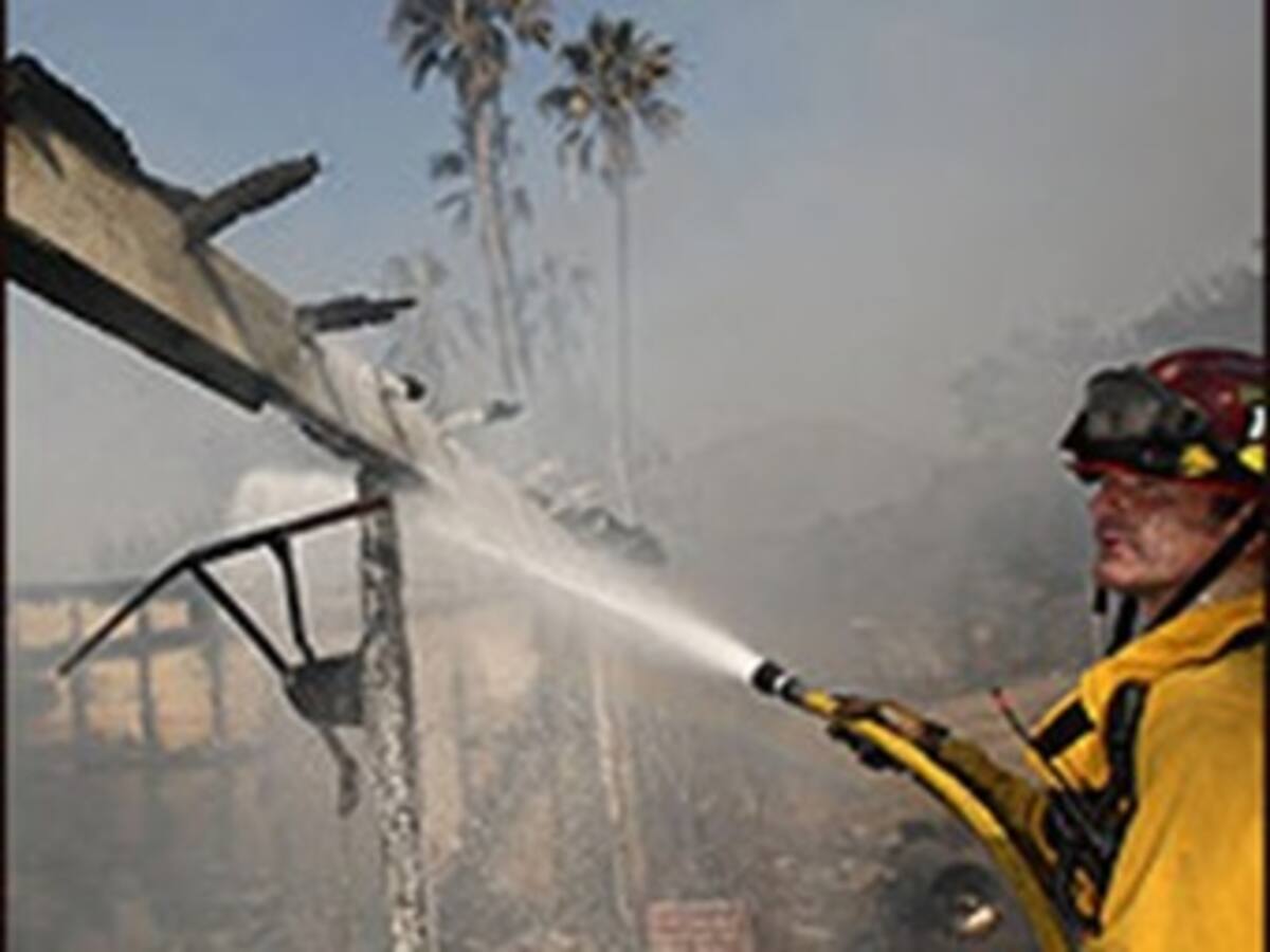 Logran controlar gran parte de los incendios en California