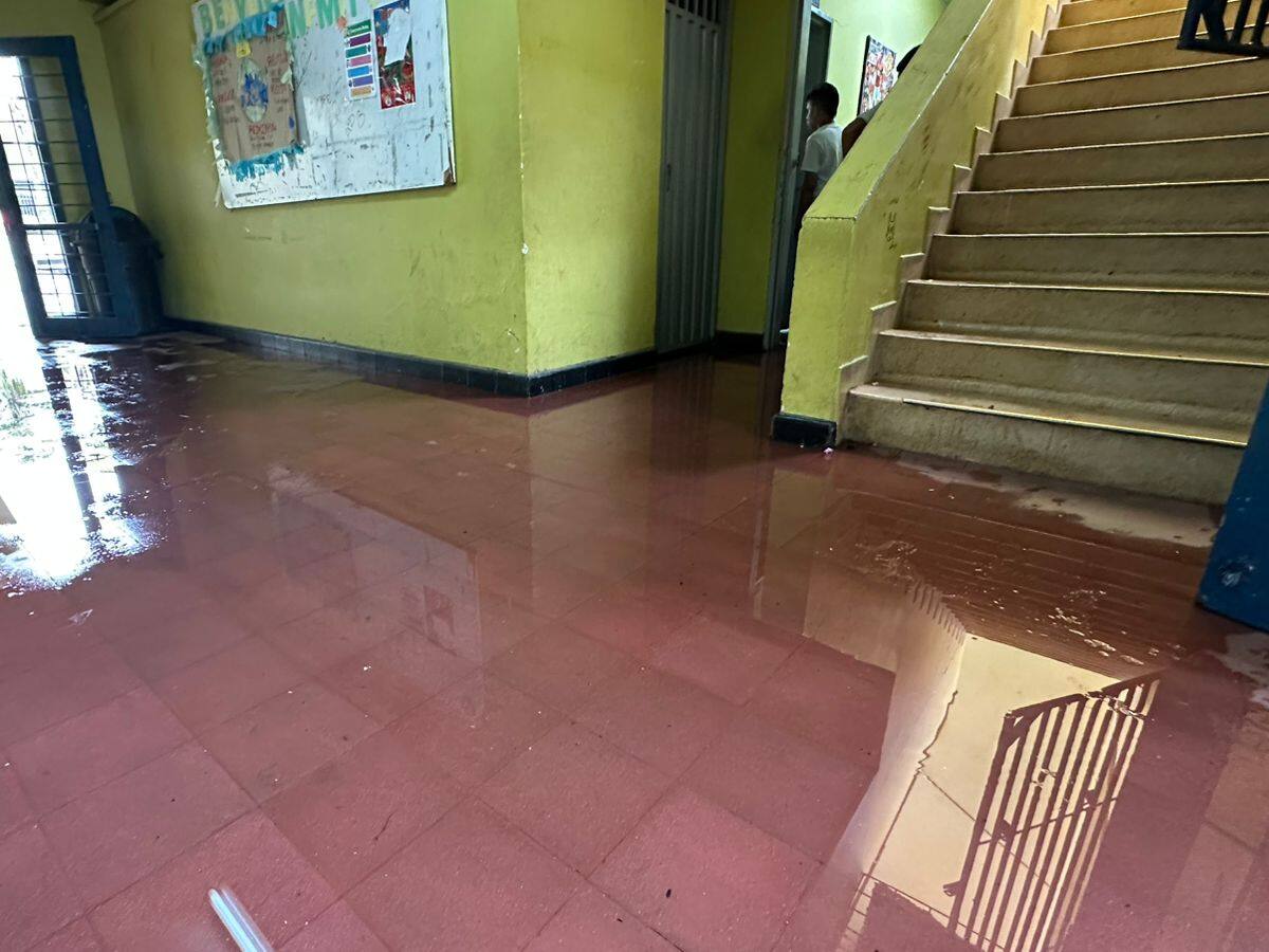 Hasta los colegios en Bucaramanga se inundaron por fuertes lluvias. ¿Cuáles?