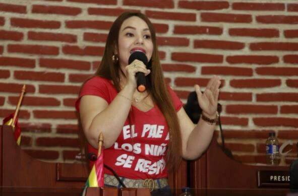 Por pruebas que apuntan a que hubo un complot detrás de la detención de Gloria Estrada con un kilo de cocaína, la cabildante, su pareja y otro detenido quedaron libres.